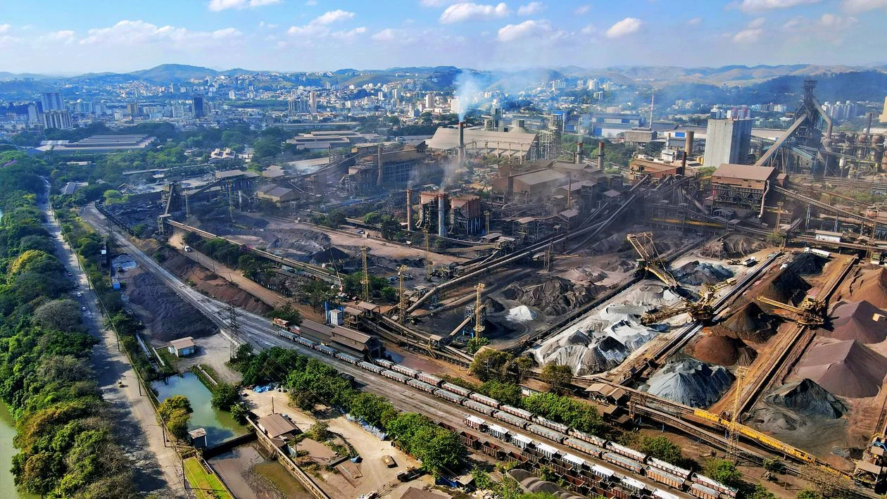 Vista de una instalación industrial y metalúrgica